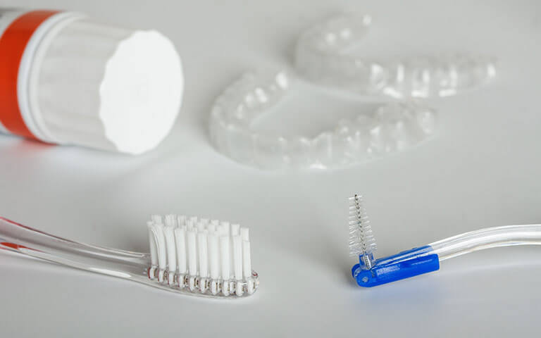como-cuidar-ortodoncia-invisalign como-cuidar-ortodoncia-invisalign