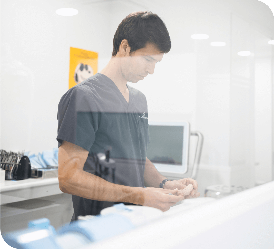 Doctor Pfaff en la clínica con un molde dental