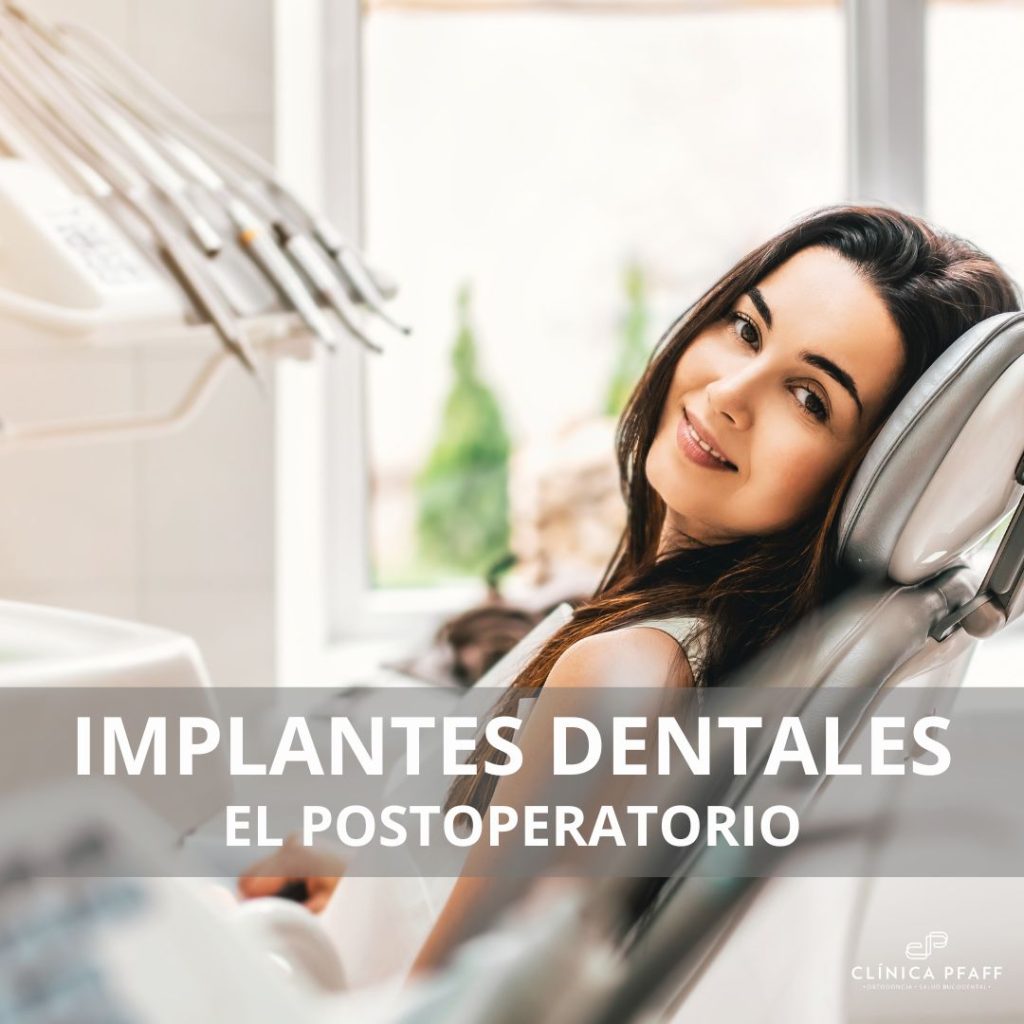 Mujer en sillón dental sonriendo tras un procedimiento de implantes dentales