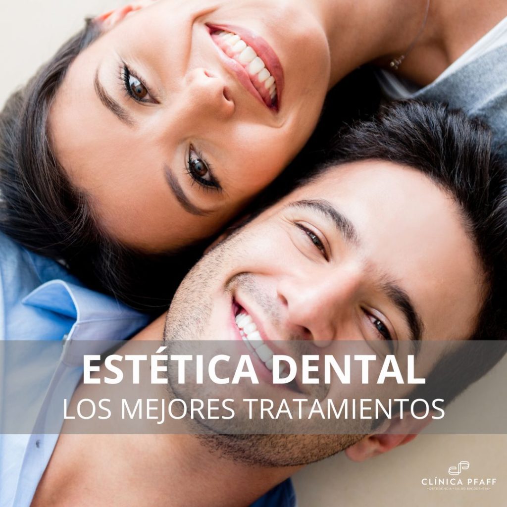 Pareja feliz mostrando dientes blancos tras tratamientos de estética dental