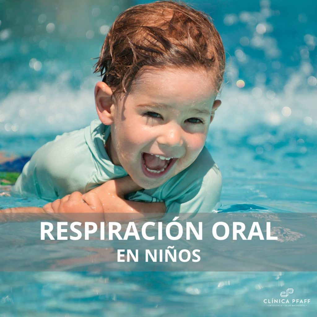 Niño sonriente en piscina, destacando la importancia de tratar la respiración oral